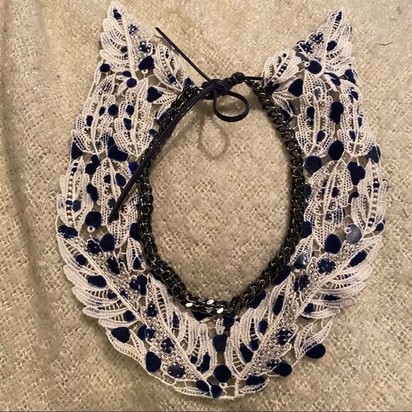 Unique fabric and metal collared choker cottage - Picture 7 of 8